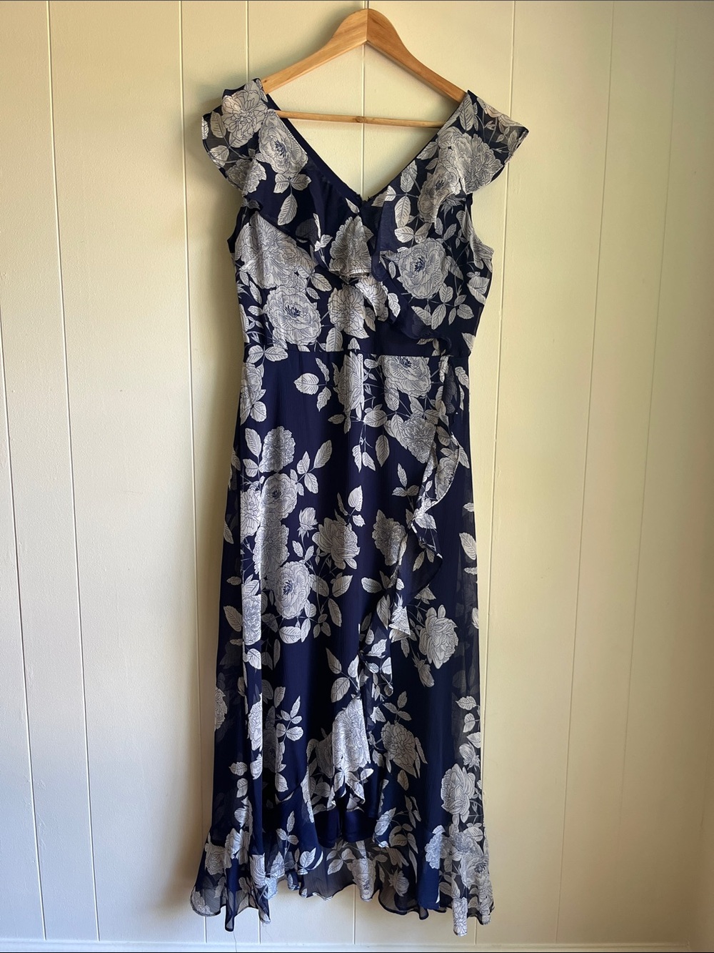 London Times Navy Floral Maxi Hi Low V-neck Beach Dress with Ruffles Sz 10 - Picture 3 of 12